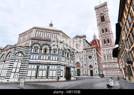 Reisen Sie nach Italien - Ansicht der Piazza San Giovanni mit Baptisterium (Battistero di San Giovanni, Baptisterium des Heiligen Johannes) und Kathedrale Santa Maria del Fio Stockfoto