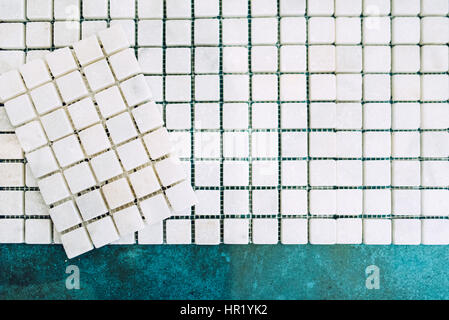 Details der Renovierungs - weißen Marmor dekorative Mosaikmuster auf Badezimmerwänden angewandt werden hautnah Stockfoto