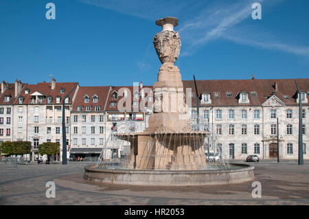 Brunnen-Denkmal in Place De La Revolution Besancon Frankreich mit blauem Himmel Stockfoto