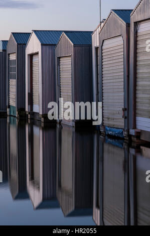 Sunrise Bootshäuser in Reihen entlang der Uferpromenade am Puget Sound Stockfoto