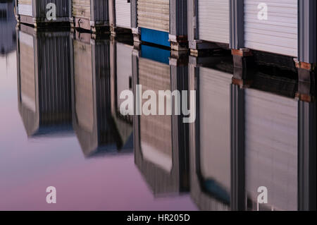 Sunrise Bootshäuser in Reihen entlang der Uferpromenade am Puget Sound Stockfoto