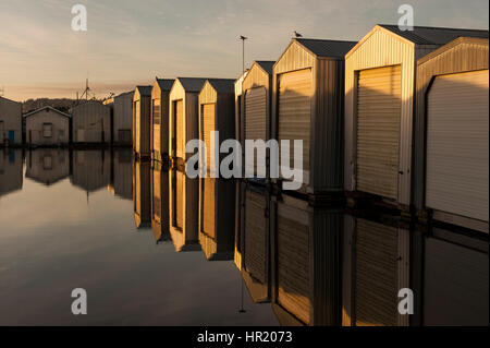 Sunrise Bootshäuser in Reihen entlang der Uferpromenade am Puget Sound Stockfoto