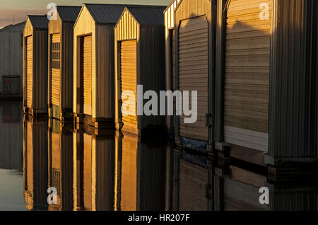 Sunrise Bootshäuser in Reihen entlang der Uferpromenade am Puget Sound Stockfoto