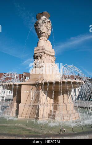 Brunnen-Denkmal in Place De La Revolution Besancon Frankreich mit blauem Himmel Stockfoto