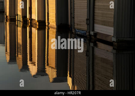 Sunrise Bootshäuser in Reihen entlang der Uferpromenade am Puget Sound Stockfoto