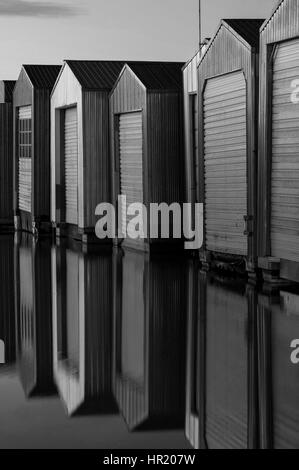 Sunrise Bootshäuser in Reihen entlang der Uferpromenade am Puget Sound Stockfoto