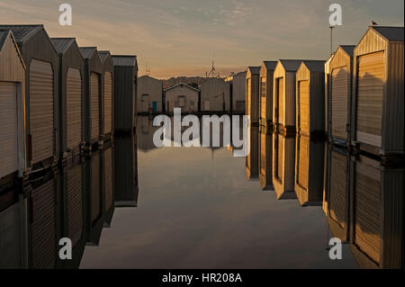 Hausboote in Reihen entlang der Uferpromenade in Everett Marina Stockfoto