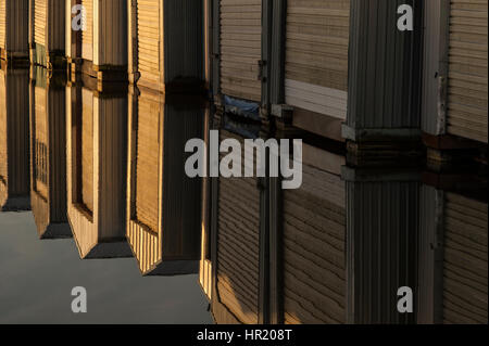 Bootshaus Reflexionen in Reihen entlang der Uferpromenade in Everett Marina Stockfoto