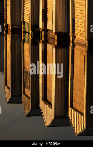 Bootshaus Reflexionen in Reihen entlang der Uferpromenade in Everett Marina Stockfoto