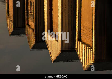 Bootshaus Reflexionen in Reihen entlang der Uferpromenade in Everett Marina Stockfoto
