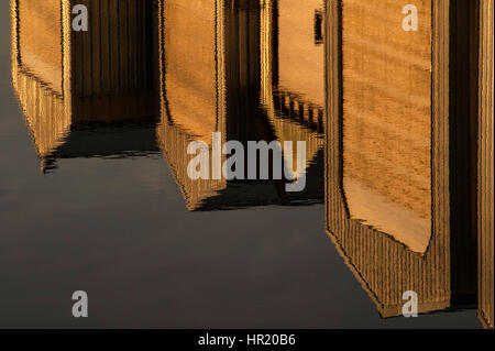 Bootshaus Reflexionen in Reihen entlang der Uferpromenade in Everett Marina Stockfoto