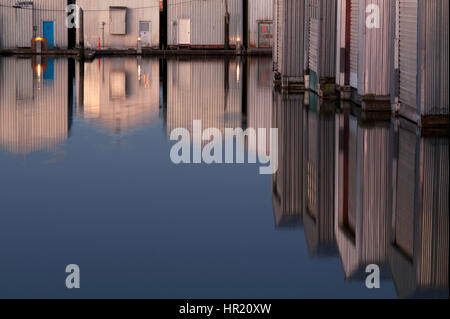 Bootshaus Reflexionen in Reihen entlang der Uferpromenade in Everett Marina Stockfoto