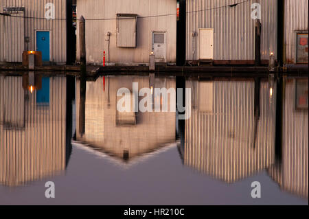 Bootshaus Reflexionen in Reihen entlang der Uferpromenade in Everett Marina Stockfoto