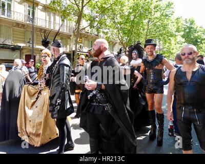 Paris Pride Parade 2015, Marche des Fiertés, passende Gruppe von Teilnehmern, schwarzes Leder, lange goldene Kleid tragen. Boulevard Saint-Michel. Paris, Frankreich. Stockfoto