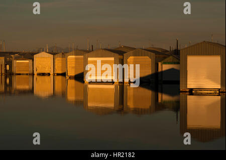 Bootshaus-Reflexionen bei Sonnenaufgang entlang der Uferpromenade in Everett Marina Stockfoto