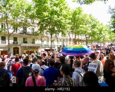 Paris Pride Parade 2015, Marche des Fiertés, drängten sich Boulevard Saint-Michel, mit verschiedenen Leuten und einem stolz farbigen Dach. Paris, Frankreich. Stockfoto