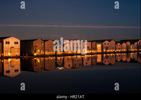 Bootshaus-Reflexionen bei Sonnenaufgang entlang der Uferpromenade in Everett Marina Stockfoto