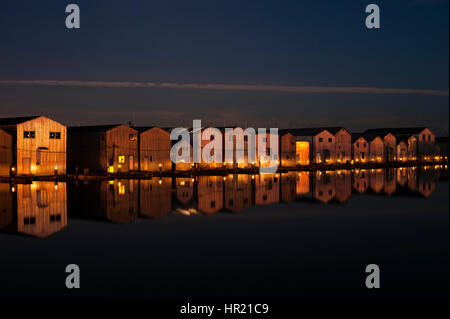 Bootshaus-Reflexionen bei Sonnenaufgang entlang der Uferpromenade in Everett Marina Stockfoto