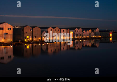 Bootshaus-Reflexionen bei Sonnenaufgang entlang der Uferpromenade in Everett Marina Stockfoto
