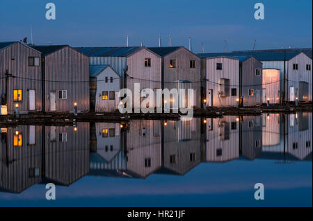 Bootshaus Reflexionen in Reihen entlang der Uferpromenade in Everett Marina Stockfoto