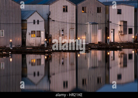 Bootshaus Reflexionen in Reihen entlang der Uferpromenade in Everett Marina Stockfoto