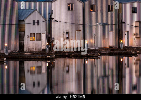 Bootshaus Reflexionen in Reihen entlang der Uferpromenade in Everett Marina Stockfoto
