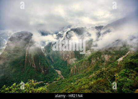 MACHU PICCHU, PERU - 31. Mai 2015: Blick von der alten Inca Stadt Machu Picchu am Urubamba-Fluss. Stockfoto