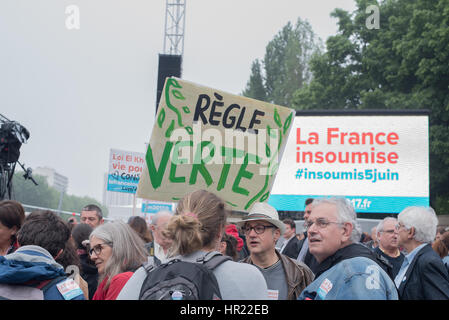 Wahlversammlung des Jean-Luc Mélenchon Place Stalingrad in Paris, im Beisein von Delegation der Insoumis .es von ganz Frankreich. Stockfoto