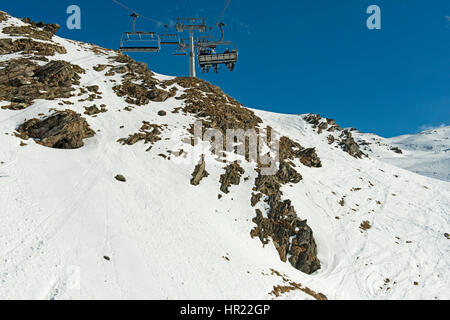 Panoramablick auf die schneebedeckten Alpen Gebirge mit Sesselbahn Skilift Stockfoto