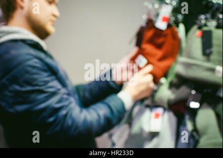 Zusammenfassung Hintergrund Unschärfe Mann wählt Hüte im shop Stockfoto