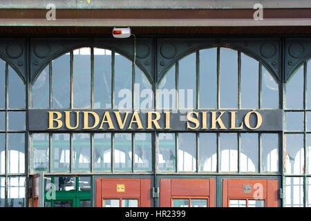 Detail der Fassade von der Budapest Burgberg-Seilbahn-Station (Budavari Siklo) Stockfoto