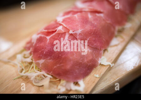 Fleischscheiben Schweinefleisch mit Kohl Stockfoto