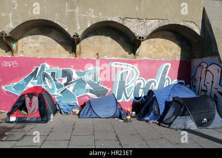 Zelte von Obdachlosen gegen Graffiti auf Brighton Meer Stockfoto