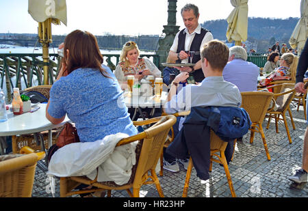 Prag, Tschechische Republik. Menschen in einem Café die Ansicht zu ignorieren und auf der Suche nach ihren beweglichen Telefonen Stockfoto
