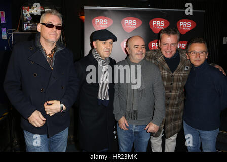 Mitglieder der Band Madness Photocall zu besuchen und präsentieren den PRS Music Heritage Award zum Veranstaltungsort, das gab die Band ihre erste gig je vierzig Jahren mit: Mike Barson, Mark Bedford, Chris Foreman, Graham McPherson "Suggs" wo: London, Einheit Stockfoto