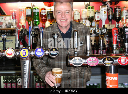 Mitglieder der Band Madness Photocall zu besuchen und präsentieren den PRS Music Heritage Award zum Veranstaltungsort, das gab die Band ihre erste gig je vierzig Jahren mit: Graham McPherson "Suggs" wo: London, Vereinigtes Königreich bei: Kredit-26. Januar 2017: Phil Stockfoto