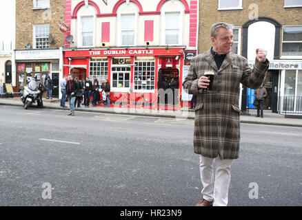 Mitglieder der Band Madness Photocall zu besuchen und präsentieren den PRS Music Heritage Award zum Veranstaltungsort, das gab die Band ihre erste gig je vierzig Jahren mit: Graham McPherson "Suggs" wo: London, Vereinigtes Königreich bei: Kredit-26. Januar 2017: Phil Stockfoto