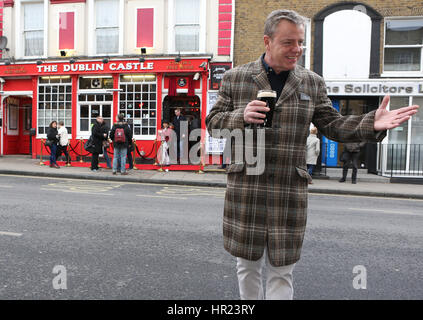 Mitglieder der Band Madness Photocall zu besuchen und präsentieren den PRS Music Heritage Award zum Veranstaltungsort, das gab die Band ihre erste gig je vierzig Jahren mit: Graham McPherson "Suggs" wo: London, Vereinigtes Königreich bei: Kredit-26. Januar 2017: Phil Stockfoto