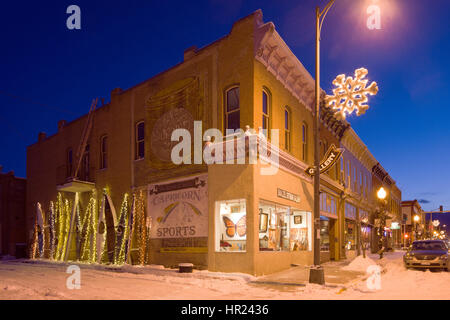 Abenddämmerung Blick auf Urlaub bunte Kajaks Leuchten entlang eines historischen Gebäudes im Zentrum von Salida, Colorado, USA. Stockfoto