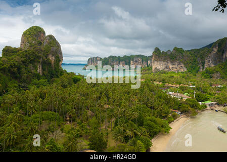 Luftaufnahme von Railay Beach aus der Sicht der Klippe, Krabi, Thailand Stockfoto