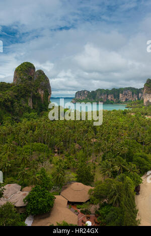 Krabi Luftbild aus der Höhe von einem Aussichtspunkt auf einem Kalksteinfelsen, Thailand Stockfoto