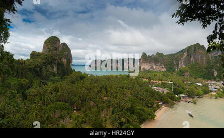 Aerial Panoramablick auf Railay Beach von der Klippe, Krabi, Thailand Stockfoto