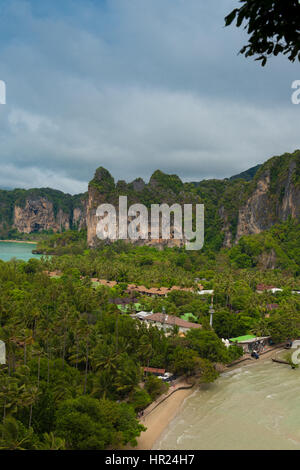 Krabi Luftbild aus der Höhe von einem Aussichtspunkt auf einem Kalksteinfelsen, Thailand Stockfoto