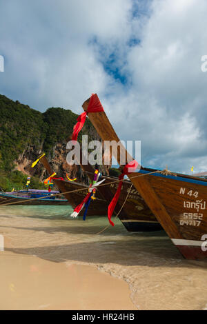 Longtail-Boote am Phra Nang Beach in der Nähe von Railay in Krabi, Thailand Stockfoto