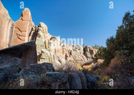 Felswände bei Kletterern beliebt; Penitente Canyon; Colorado; USA Stockfoto