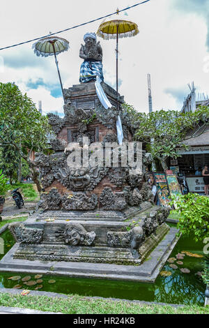 UBUD, Indonesien - 29. August 2008: Moderne hinduistische Statue mit Steinmetzarbeiten Stockfoto