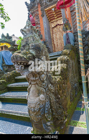 UBUD, Indonesien - 29. August 2008: Alte hindu-Tempel mit Steinmetzarbeiten Stockfoto
