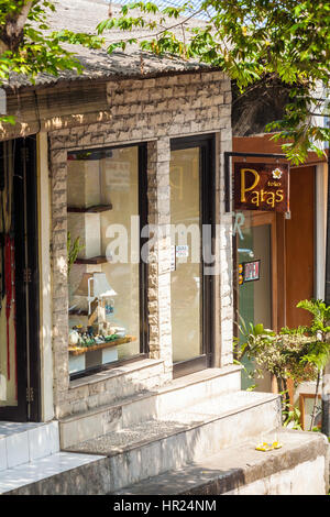 UBUD, Indonesien - 29. August 2008: Schaufenster einer typischen Store mit aromatischen Ölen und Produkten für das SPA Stockfoto