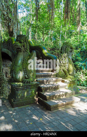 UBUD, Indonesien - 29. August 2008: Stilisierte grüne Statuen der Affenwald Stockfoto