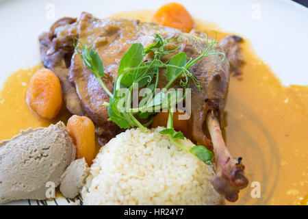 Bein Ente mit orange Rosmarin-Sauce, Sherry pochiert, getrocknete Aprikosen, Bulgur-Weizen und Entenleber-Parfait auf La Petite Ferme, Frans Stockfoto